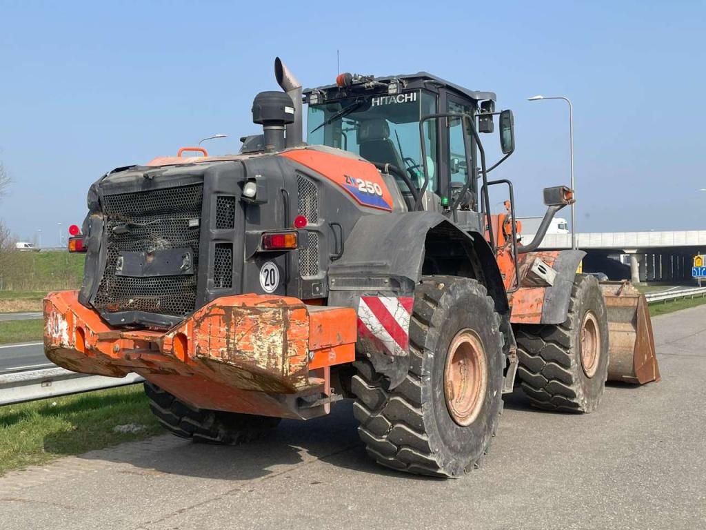 Hitachi ZW250-6 Photo 5