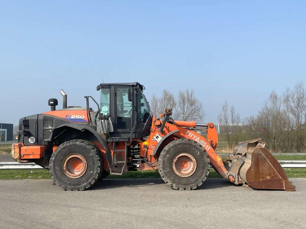 Hitachi ZW250-6 Photo 6