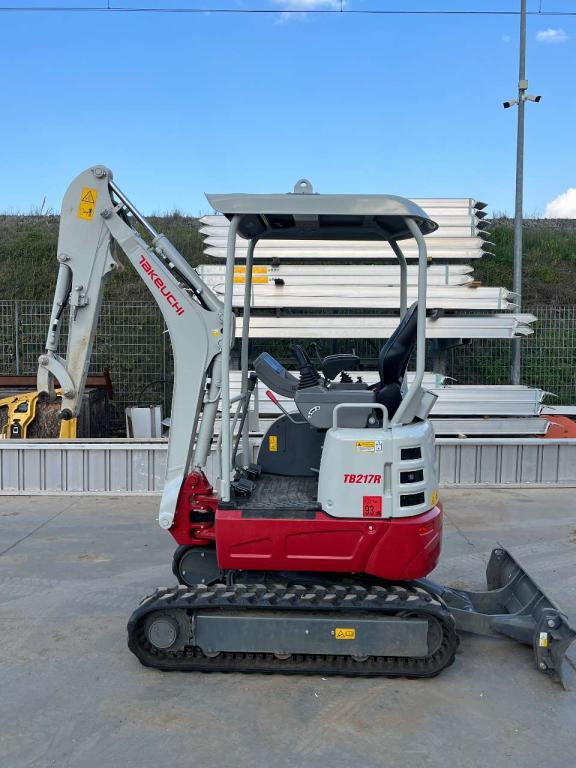 Takeuchi TB217R Photo 1