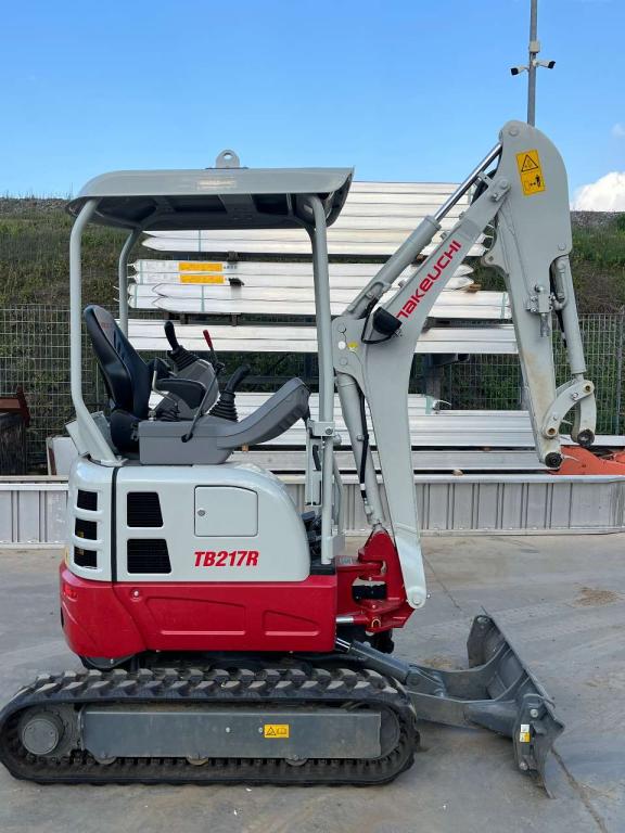 Takeuchi TB217R Photo 2