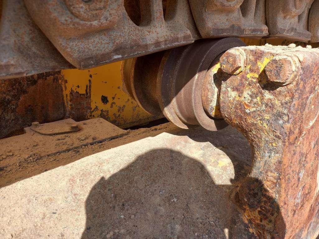 Komatsu D155A-6R (4pcs available for sale in Abu Dhabi) Photo 11