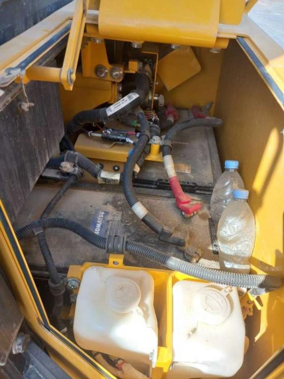 Komatsu D155A-6R (4pcs available for sale in Abu Dhabi) Photo 8