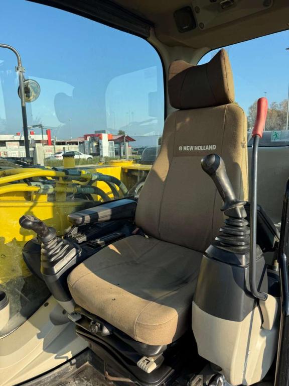 New Holland E245C Photo 6