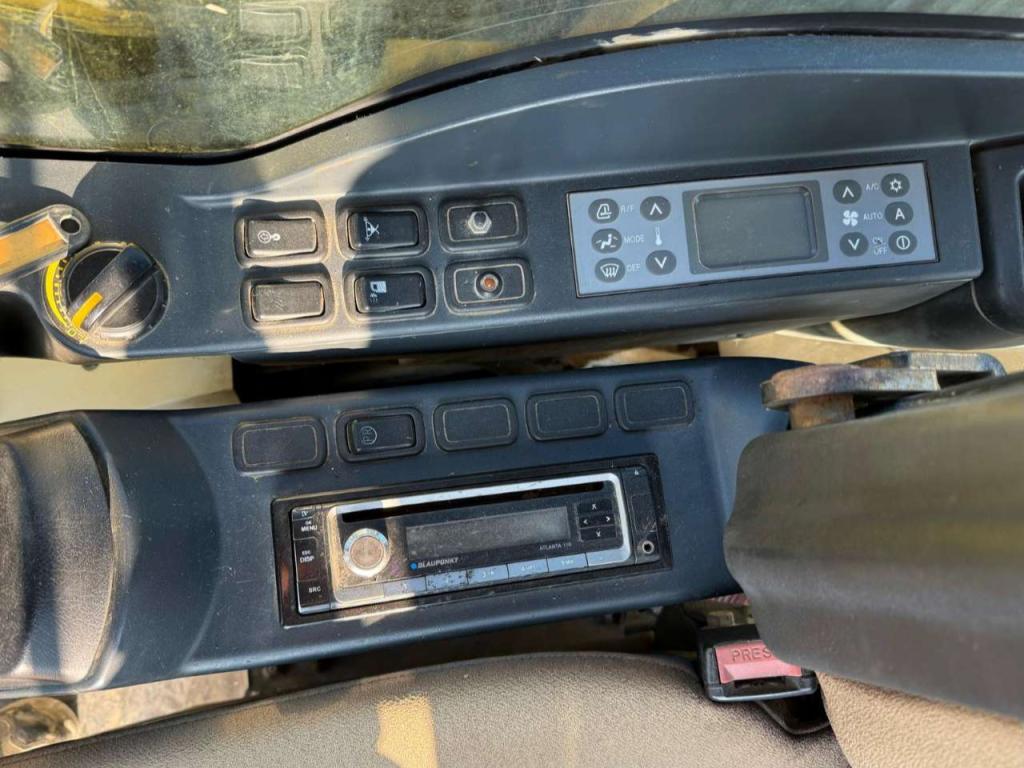 New Holland E245C Photo 7