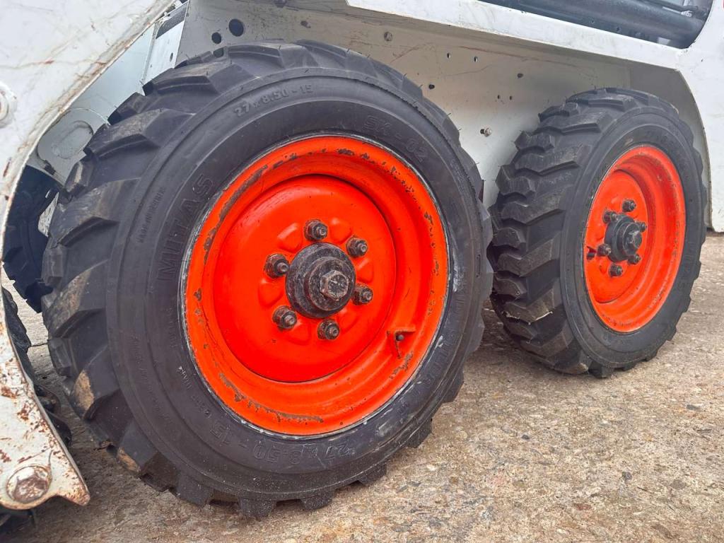 SKID STEER 27x8.50-15 Photo 2