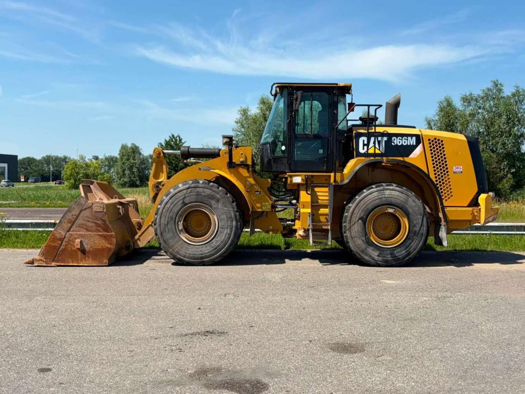 Caterpillar 966M Photo 1