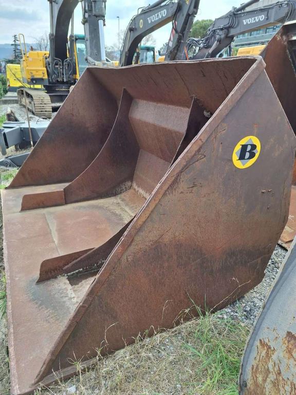 hook-on 2750 mm Loader bucket Photo 1