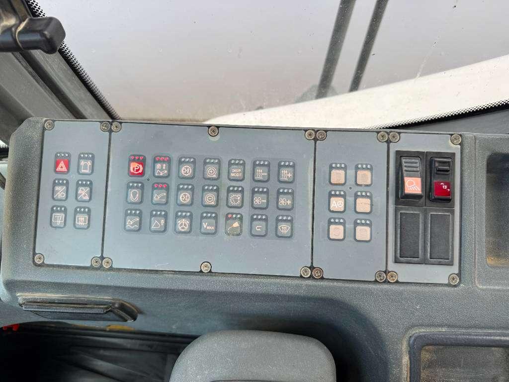 Liebherr L580 - Automatic Greasing / Heated Seat Photo 11