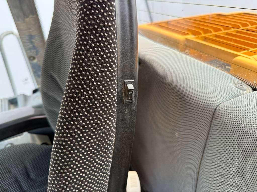 Liebherr L580 - Automatic Greasing / Heated Seat Photo 14