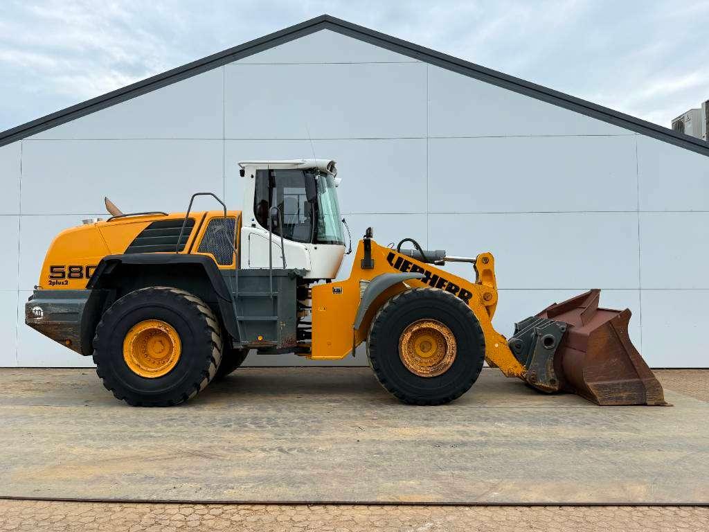 Liebherr L580 - Automatic Greasing / Heated Seat Photo 6