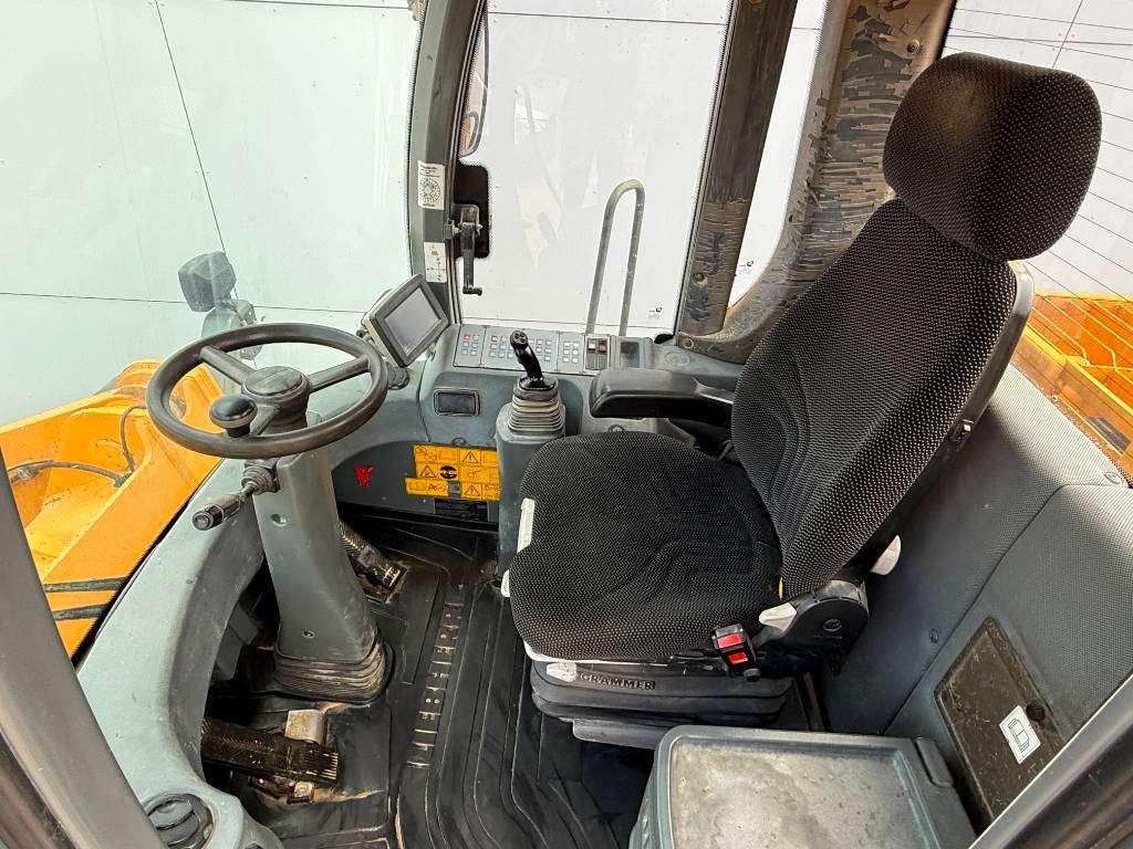 Liebherr L580 - Automatic Greasing / Heated Seat Photo 8