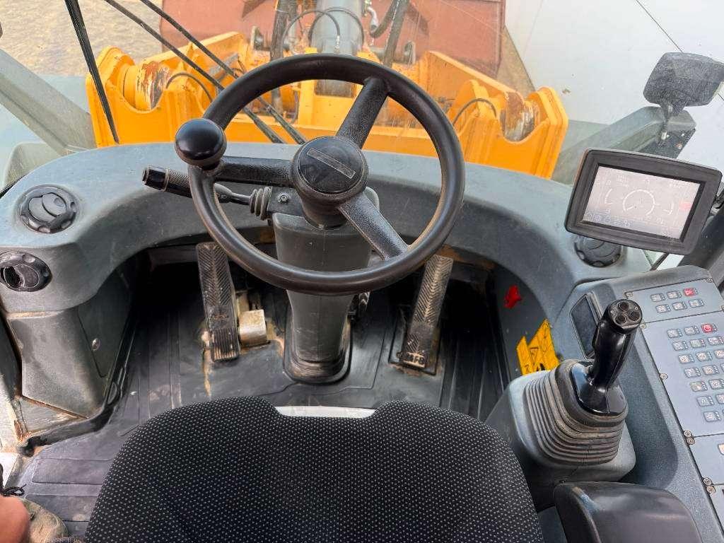 Liebherr L580 - Automatic Greasing / Heated Seat Photo 9