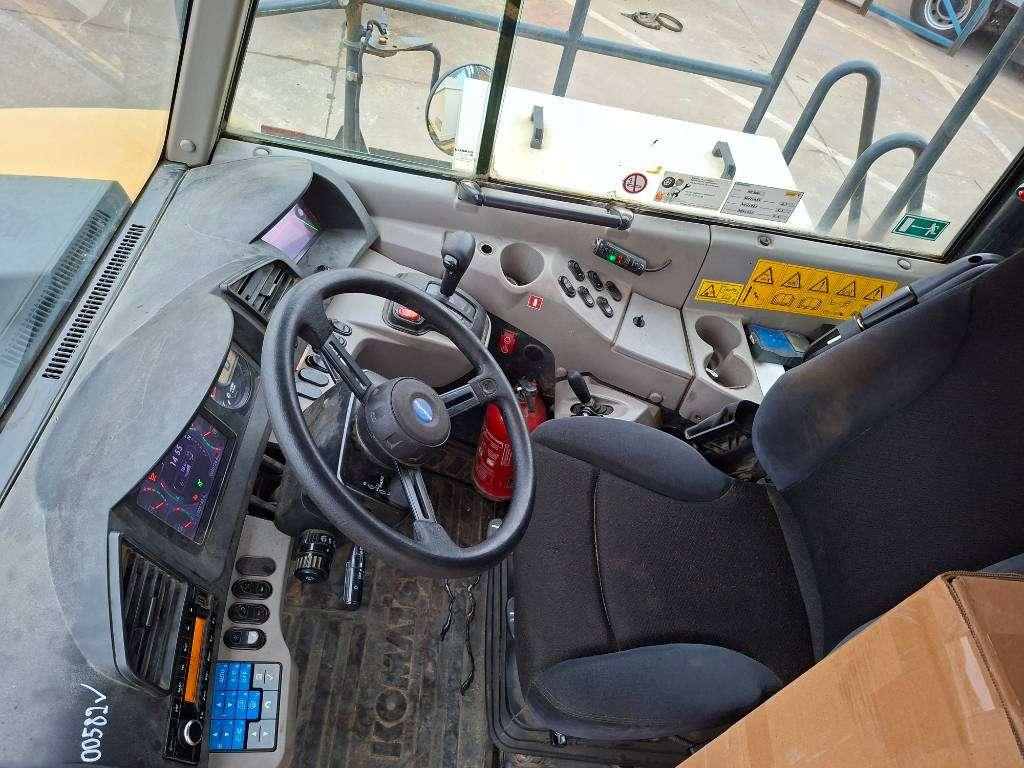 Komatsu HM 300-3 Photo 9