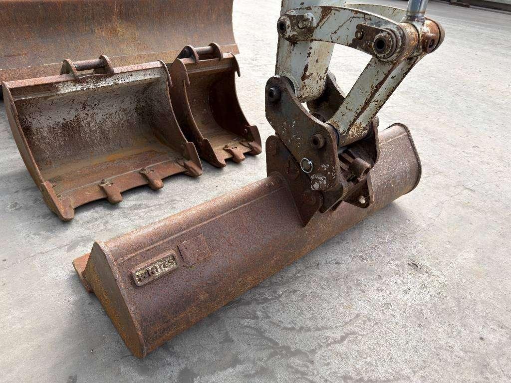 Takeuchi TB230 Photo 13