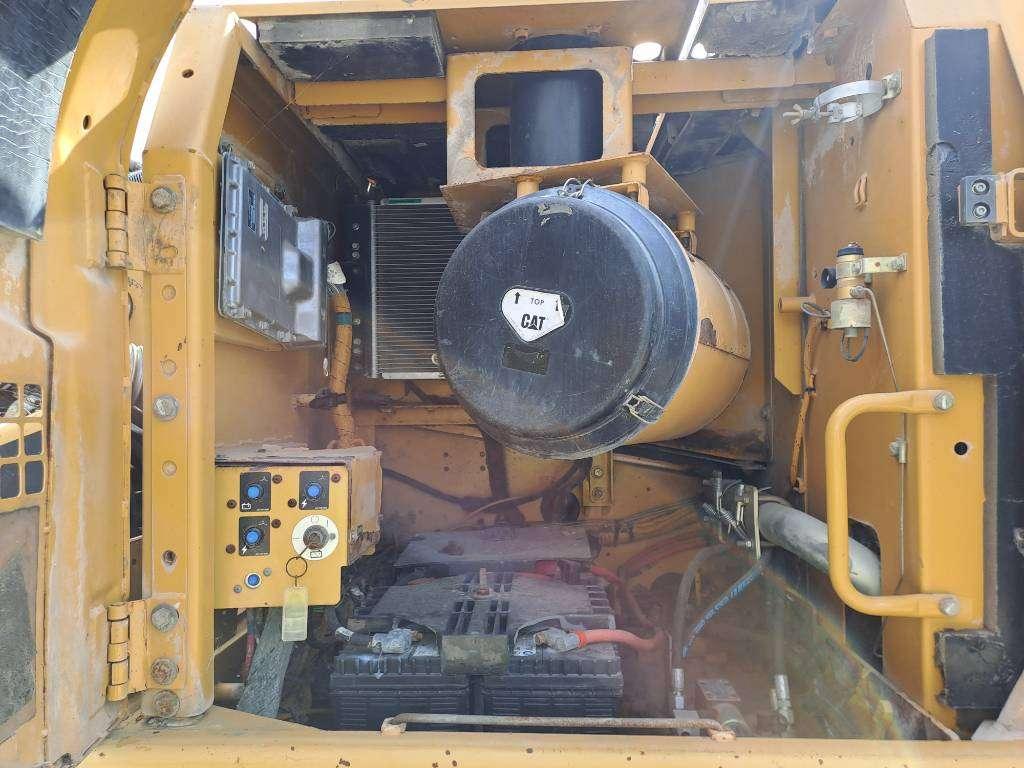 Caterpillar 330DL UHD Photo 18