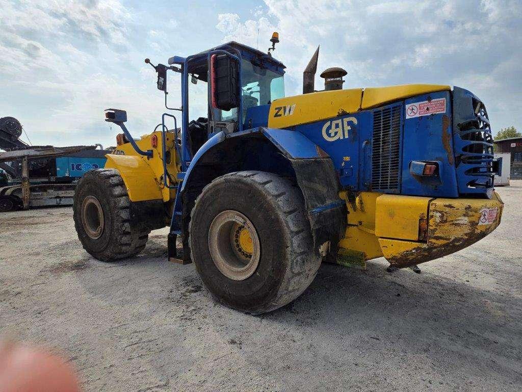 Hitachi ZW310 Photo 2