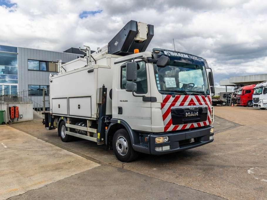 Man TGL 12.220 BL - VERSALIFT VDT 190F Photo 3