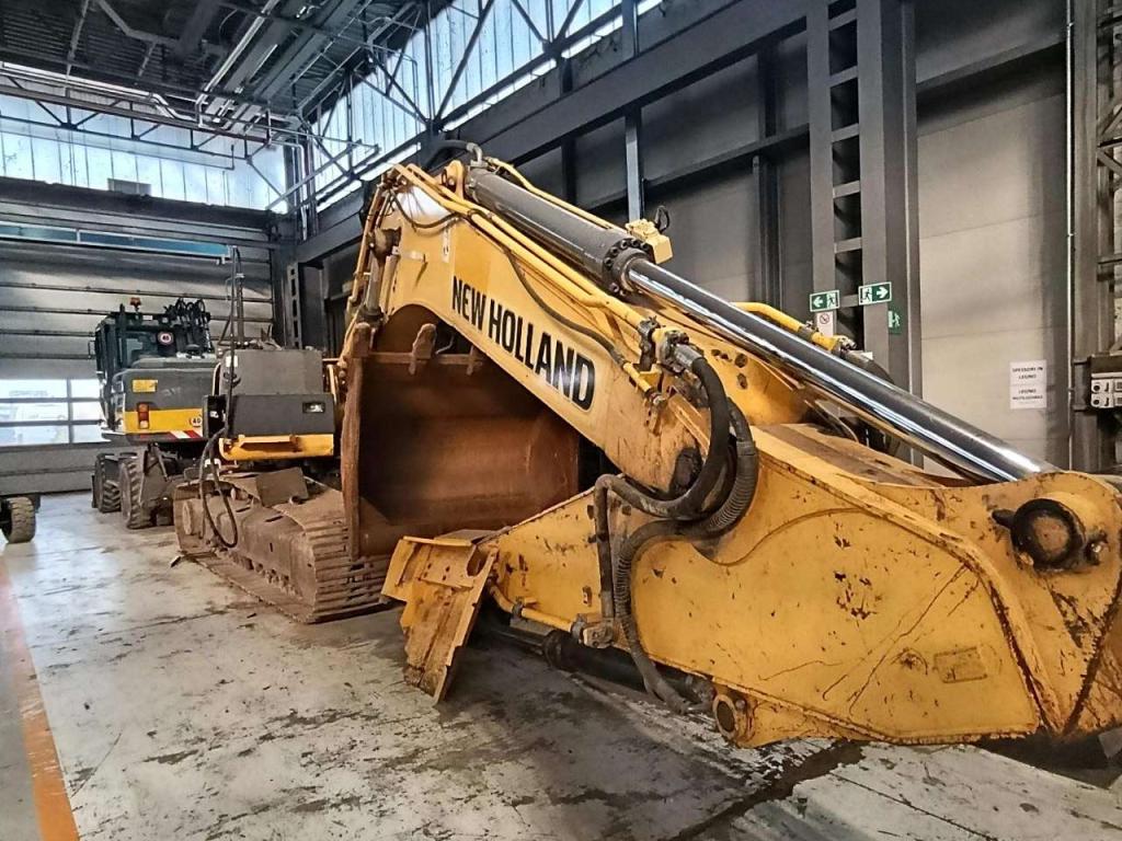 New Holland E265 Photo 4