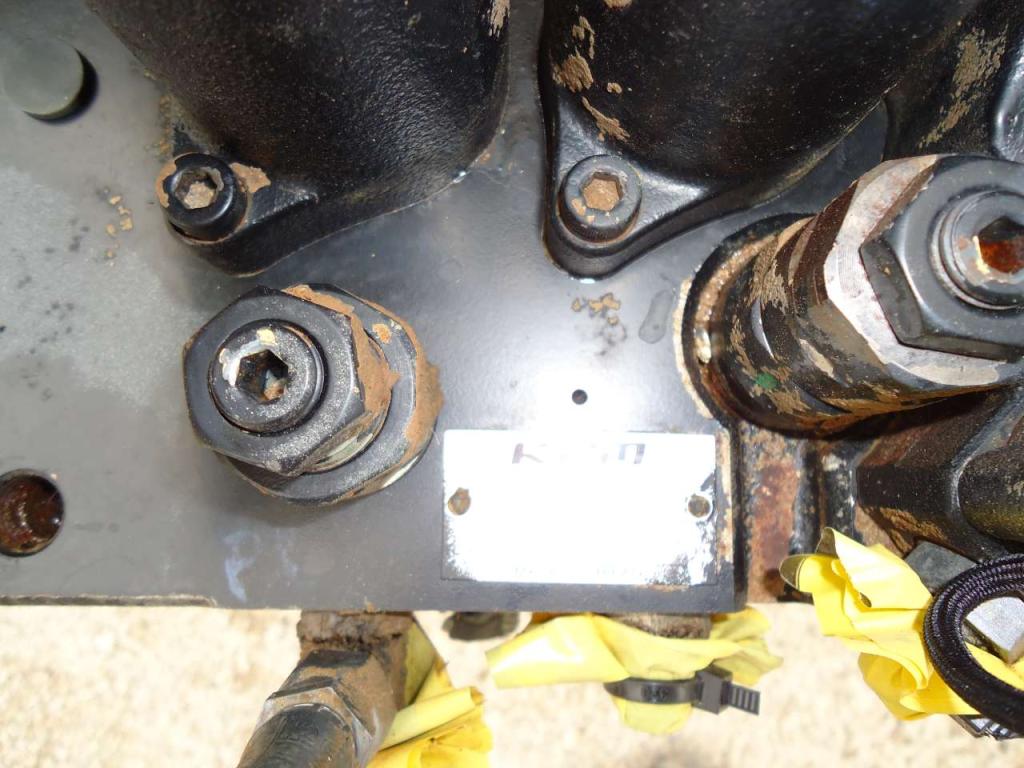 Hydraulic distributor for New Holland E385B Photo 3