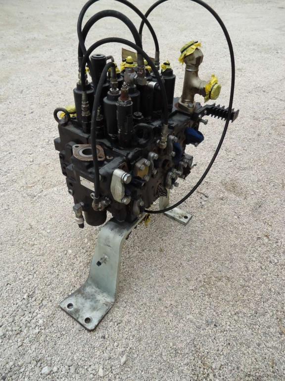 Hydraulic distributor for New Holland E385B Photo 4