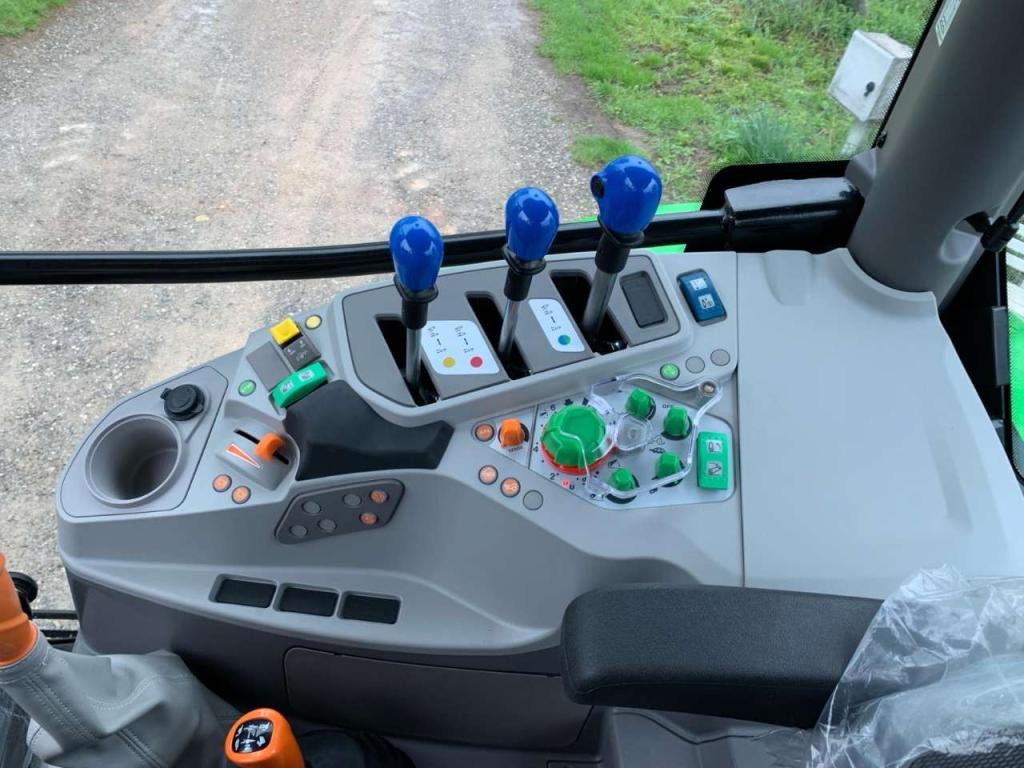 Deutz - Fahr AGROTRON 6135 Photo 3